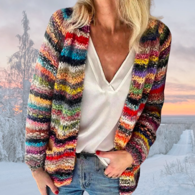 Lockerer Strickjacken-Pullover im RainbowVibe-Stil mit buntem Muster