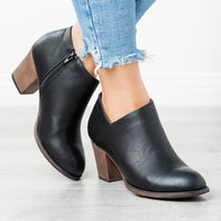 Stylish Curves: Pointed Toe Plus Size Fashion Boots