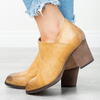 Stylish Curves: Pointed Toe Plus Size Fashion Boots