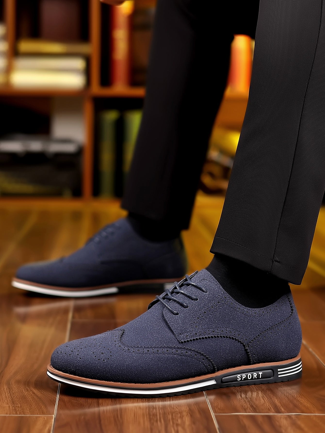 Philipp™ | Matte Low-Top-Schuhe aus Wildleder in Übergröße