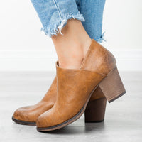 Stylish Curves: Pointed Toe Plus Size Fashion Boots