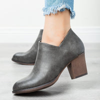 Stylish Curves: Pointed Toe Plus Size Fashion Boots