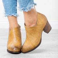 Stylish Curves: Pointed Toe Plus Size Fashion Boots